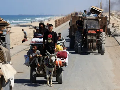 نازحون فلسطينيون فارون من شمال غزة بعد أوامر إخلاء مع استمرار الحرب الإسرائيلية على القطاع. 30 سبتمبر 2025 - REUTERS