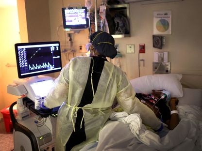 مريض يخضع للفحص بمخطط صدى القلب في وحدة العناية المركزة بمستشفى في شيكاغو بولاية إلينوي الأميركية. 16 ديسمبر 2020 - AFP