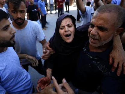 فلسطينيون يساعدون امرأة جريحة في مستشفى "شهداء الأقصى" بعد غارة إسرائيلية على خيمة في دير البلح وسط قطاع غزة. 1 أكتوبر 2025 - Reuters