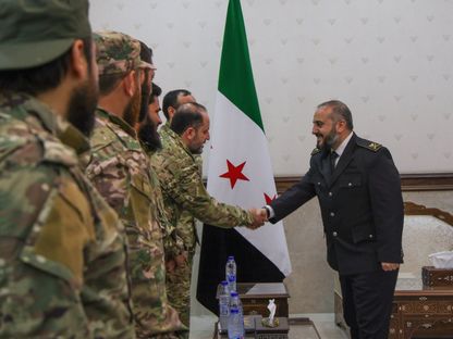 وزير الدفاع السوري مرهف أبو قصرة في اجتماع مع عدد من أفراد الجيش. 26 مايو 2025 - x/Sy_Defense