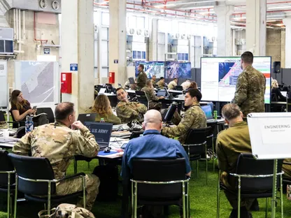 جنود أميركيون وإسرائيليون يجتمعون في مركز التنسيق المدني-العسكري في بلدة كريات جات جنوب إسرائيل. 17 نوفمبر 2025 - الشرق