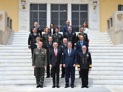 دبلوماسيون وعسكريون من تركيا واليونان خلال اجتماع مشترك في أثينا. 22 أبريل 2024 - twitter/tcsavunma/