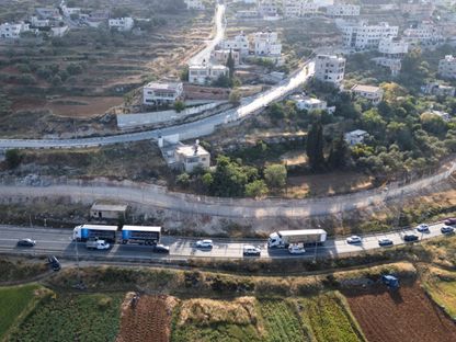 إسرائيل تحوّل بلدة فلسطينية إلى سجن كبير بعد إحاطتها بسياج عازل