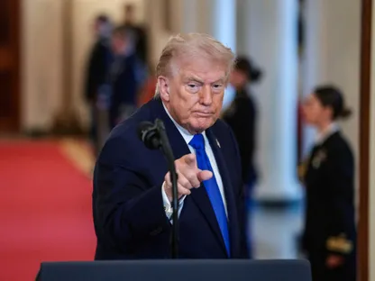 ترمب يحذر من "التلاعب" بعد حكم المحكمة العليا: تعريفات جمركية أعلى