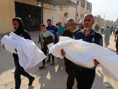 مشيعون يحملون جثامين فلسطينيين قتلهم الجيش الإسرائيلي في غارات بخان يونس جنوب قطاع غزة في 17 يونيو 2025 - REUTERS