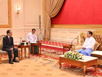 القائد العسكري الميانماري مين أونج هلاينج (على اليمين) وهو يجتمع مع ألونكيو كيتيخون، المبعوث الخاص لرئيس الآسيان بشأن ميانمار، في نايبيداو، ميانمار. 10 يناير 2024 - AFP