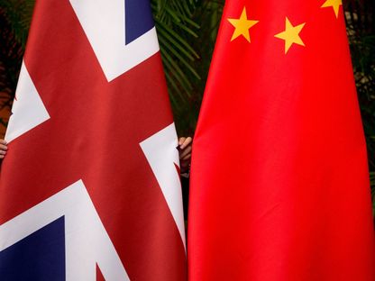 علما بريطانيا والصين معروضين خلال مناسبة الحوار الاقتصادي الاستراتيجي السابع بين البلدين في بكين. 21 سبتمبر 2015 - AFP