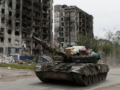 دبابة للموالين لروسيا عليها شعار ( z ) خلال الصراع بين أوكرانيا وروسيا في بلدة بوباسنا في منطقة لوغانسك، أوكرانيا - 26 مايو 2022 - REUTERS