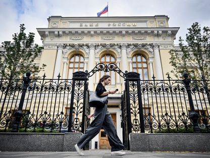 سيدة تمر أمام مدخل مقر البنك المركزي الروسي. موسكو، روسيا. 6 سبتمبر 2023 - AFP