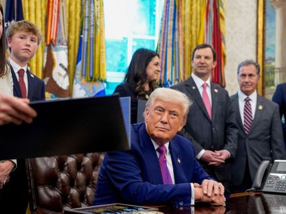 الرئيس الأميركي دونالد ترمب يوقع عدداً من الأوامر التنفيذية في البيت الأبيض. 9 مايو 2025 - Bloomberg