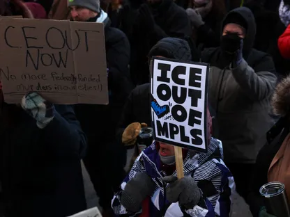 مظاهرة في مدينة مينيابوليس بولاية مينيسوتا الأميركية بعد يوم من مقتل أليكس بريتي برصاص عناصر من إدارة الهجرة الفيدرالية. 25 يناير 2026 - reuters