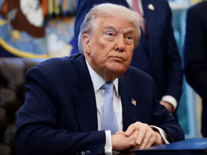 الرئيس الأميركي دونالد خلال اجتماع في البيت الأبيض بواشنطن العاصمة. 17 نوفمبر 2025 - Reuters