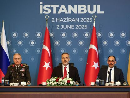 وزير الخارجية التركي هاكان فيدان بين رئيس الأركان العامة التركية متين جوراك ورئيس الاستخبارات التركية أثناء رئاسته للجولة الثانية من محادثات السلام بين روسيا وأوكرانيا في إسطنبول. 2 يونيو 2025 - reuters