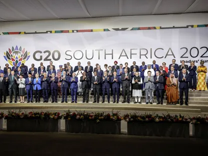 صورة جماعية لقادة وممثلي مجموعة العشرين في جوهانسبرج. 22 نوفمبر 2025 - via REUTERS