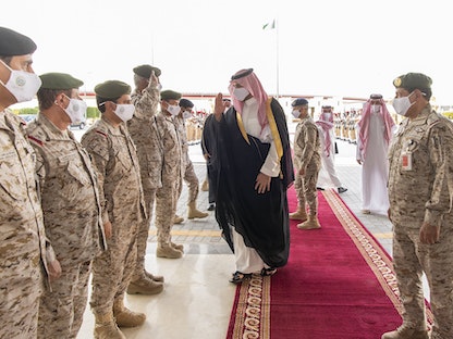 نائب وزير الدفاع السعودي الأمير خالد بن سلمان، خلال زيارة تفقدية لمقر قيادة القوات البرية السعودية، 1 سبتمبر 2021 - Twitter/ @kbsalsaud