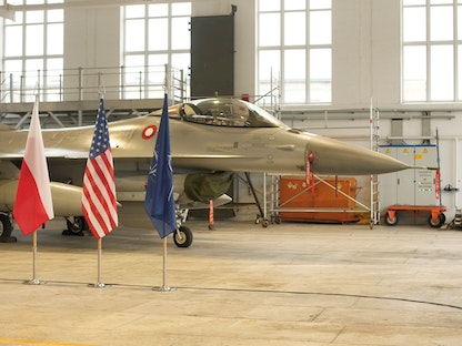 مقاتلة دنماركية "F-16" مع أعلام لاتفيا وبولندا والولايات المتحدة وحلف شمال الأطلسي في قاعدة سياولياي الجوية بليتوانيا - 28 يناير 2022 - REUTERS