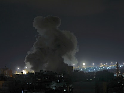 دخان يتصاعد من موقع غارة إسرائيلية على رفح جنوب قطاع غزة- 6 اغسطس 2022 - AFP
