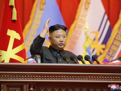 الزعيم الكوري الشمالي كيم جونغ أون خلال ورشة عمل لقادة ومسؤولين سياسيين الجيش في بيونغ يانغ - 30 يوليو 2021 - REUTERS