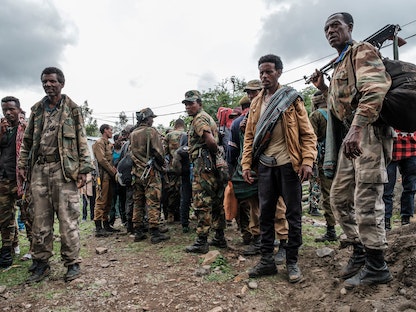 عناصر مسلحة تابعة لإقليم أمهرة الإثيوبي في قرية عدي أركاي، شمال شرق مدينة جوندار. 14 يوليو 2021 - AFP
