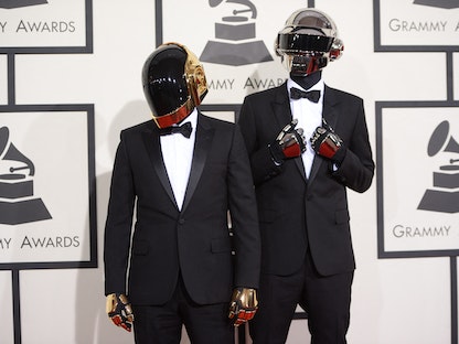 ثنائي فريق Daft Punk في حفل جوائز جرامي الـ 56 في لوس أنجلوس -  26 يناير 2014 - AFP