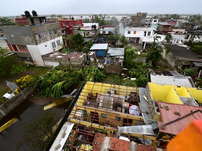 جانب من الأثار التي خلفها إعصار جريس بعد أن ضرب ساحل خليج المكسيك  - REUTERS