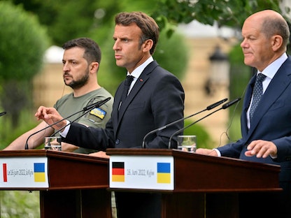 الرئيس الأوكراني فولوديمير زيلينسكي، والرئيس الفرنسي إيمانويل ماكرون، والمستشار الألماني أولاف شولز يخلال مؤتمر صحافي في كييف - 16 يونيو 2022 - AFP