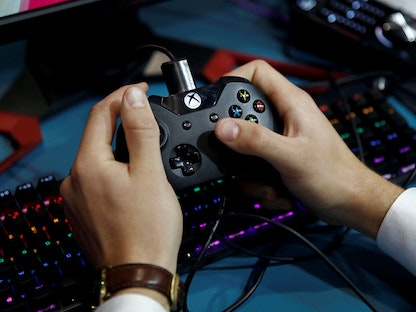 شخص يستخدم جهاز تحكم لـXbox One خلال أسبوع باريس لألعاب الفيديو  - 29 أكتوبر 2019 - REUTERS