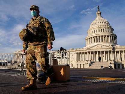 عنصر من الحرس الوطني الأميركي خلال حراسة مبنى الكابيتول بالعاصمة واشنطن، 14 يناير 2021 - REUTERS