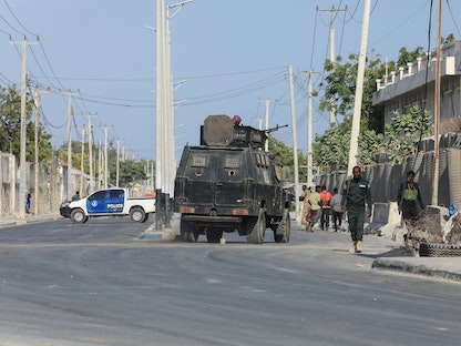 دورية تابعة للجيش الصومالي خارج مبنى تعرض لهجوم من قبل مسلحين يشتبه في أنهم من حركة "الشباب" في العاصمة مقديشو. 21 فبراير 2023 - AFP