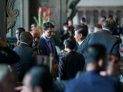 رئيس الوزراء الكندي جاستن ترودو يتحدث مع الرئيس الصيني شي جين بينج في قمة قادة مجموعة العشرين في بالي بإندونيسيا- 15 نوفمبر 2022 - REUTERS