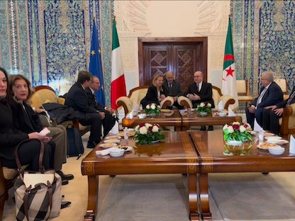 رئيس الوزراء الجزائري أيمن بن عبد الرحمن يستقبل رئيسة الوزراء الإيطالية جورجيا ميلوني عقب وصولها إلى الجزائر العاصمة. 22 يناير 2023 - رئاسة الوزراء الجزائرية