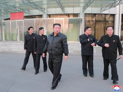 الزعيم الكوري الشمالي كيم جونج أون يتفقد الإدارة الوطنية لتطوير الفضاء الجوي في بيونج يانج - 10 مارس 2022. - REUTERS