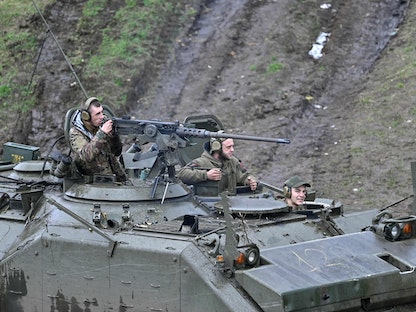 جنود أوكرانيون في ناقلة جند مدرعة خلال تدريب في دونيتسك جنوب شرق أوكرانيا. 6 أبريل 2023 - AFP