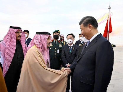 أمير منطقة الرياض الأمير فيصل بن بندر يستقبل الرئيس الصيني شي جين بينج في مطار الملك خالد الدولي،7 ديسمبر 2022. - واس