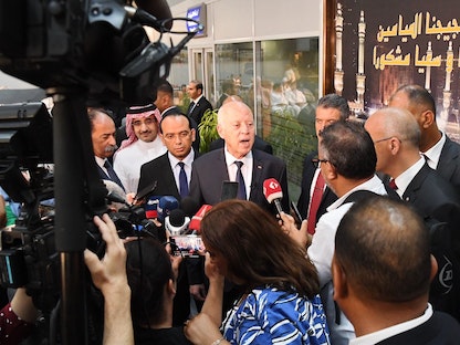 الرئيس التونسي قيس سعيّد في زيارة لمطار تونس لتوديع الحجيج - 21 يونيو 2022 - twitter.com/TnPresidency
