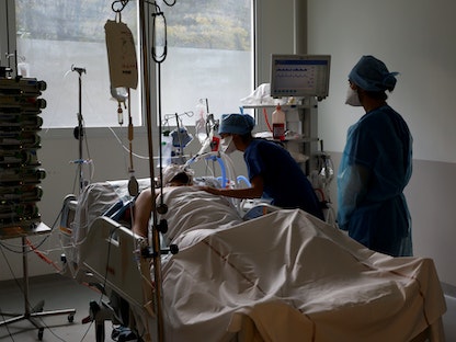 يعمل أعضاء الطاقم الطبي في وحدة العناية المركزة (ICU) لمرضى COVID-19 في مستشفى La Timone في مرسيليا، حيث تشهد فرنسا زيادة في حالات الإصابة بفيروس كورونا - 10 ديسمبر 2021 - REUTERS