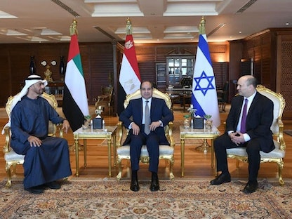 الرئيس المصري عبد الفتاح السيسي يتوسط رئيس الوزراء الإسرائيلي نفتالي بينيت وولي عهد أبوظبي الشيخ محمد بن زايد في شرم الشيخ - 22 مارس 2022 - الرئاسة المصرية