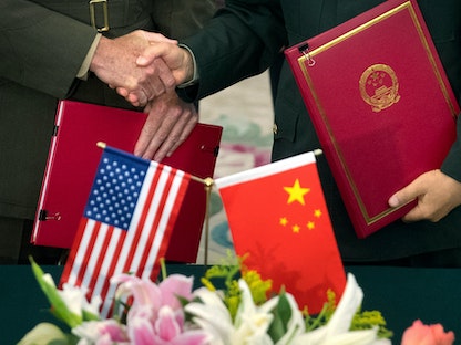 رئيس هيئة الأركان الأميركية المشتركة السابق الجنرال جوزيف دانفورد، يصافح الرئيس السابق للأركان العامة للجيش الصيني الجنرال فانج فنجوي بعد توقيع اتفاقية في بكين. 15 أغسطس 2017 - AP
