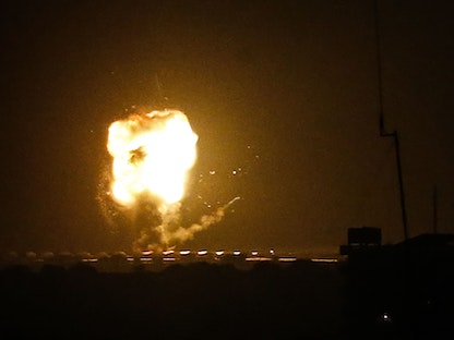 صورة تم التقاطها في رفح جنوب قطاع غزة، في 17 أبريل 2021 عقب قصف إسرائيلي على القطاع - AFP
