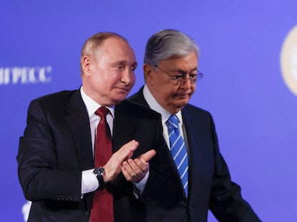 الرئيس الروسي فلاديمير بوتين والرئيس الكازاخستاني قاسم جومارت توكاييف يحضران جلسة منتدى سانت بطرسبرغ الاقتصادي - روسيا - 17 يونيو 2022 - REUTERS