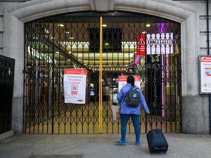بوابات مغلقة لمحطة سكة الحديد في لندن ، 5 يناير 2023 - Bloomberg
