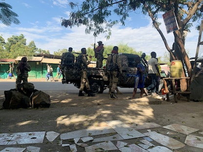 عناصر من قوة الدفاع الوطني الإثيوبية، يستعدون للتوجه إلى منطقة أمهرة بالقرب من الحدود مع تيغراي - 9 نوفمبر 2020 - REUTERS