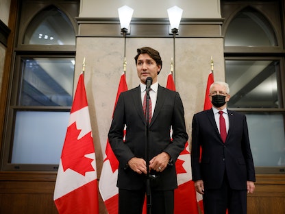 رئيس الوزراء الكندي جاستن ترودو، برفقة وزير الخارجية مارك جارنو، خلال إعلانه أن المواطنين الكنديين اللذين احتجزتهما بكين غادرا الأجواء الصينية متوجهين إلى كندا - أوتاوا-  24 سبتمبر 2021 - REUTERS