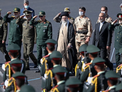 المرشد الإيراني علي خامنئي خلال حفل تخرج عدد من العناصر العسكرية في العاصمة طهران. 3 أكتوبر 2022 - AFP