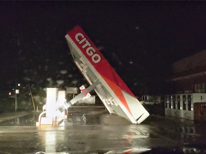 الإعصار نيكولاس دمر سقف محطة وقود CITGO في ماتاجوردا ، تكساس. - via REUTERS