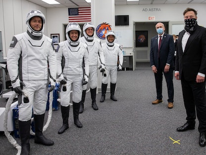 إيلون ماسك الرئيس التنفيذي والمؤسس لشركة سبايس إكس يزور رواد فضاء قبل انطلاقهم في مهمة بالمحطة الدولية، 23 أبريل 2021 - NASA/Kim Shiflett