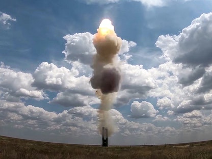 أحدث نظام أسلحة صاروخي للدفاع الجوي الروسي من طراز S-500 خلال تدريبات أُجريت في جنوب روسيا. 20 يوليو 2021 - AFP