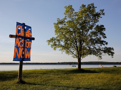 علامة "العمل المناخي الآن" على ضفة بحيرة فيشوك خلال احتجاج على مد خط أنابيب بنته شركة إنبريدج للطاقة، مينيسوتا، الولايات المتحدة. 5 يونيو 2021 - REUTERS
