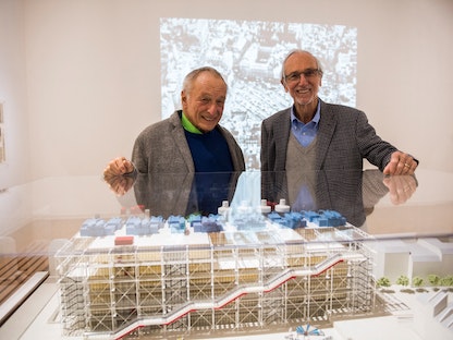 مهندسا مركز بومبيدو، ريتشارد روجرز (على اليسار) ورينزو بيانو أمام نموذج لمركز بومبيدو في العاصمة الفرنسية باريس - 13 ديسمبر 2017 - AFP