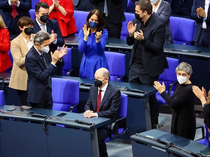 المستشار الألماني الجديد أولاف شولتس خلال جلسة مجلس النواب في البوندستاج لانتخاب مستشار جديد في برلين - 8 ديسمبر 2021 - REUTERS